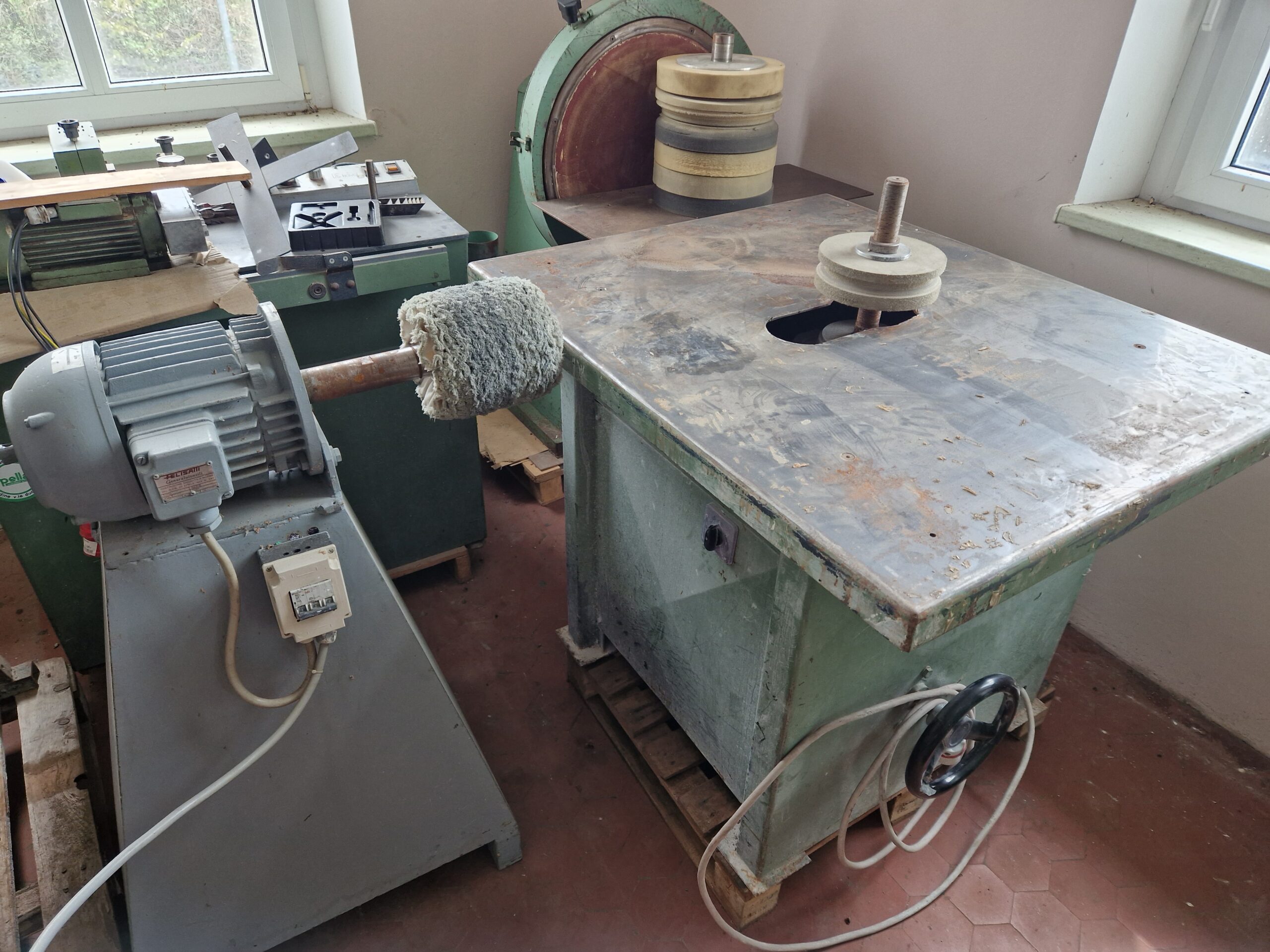 Stroji za brušenje in poliranje lesenih površin (1)