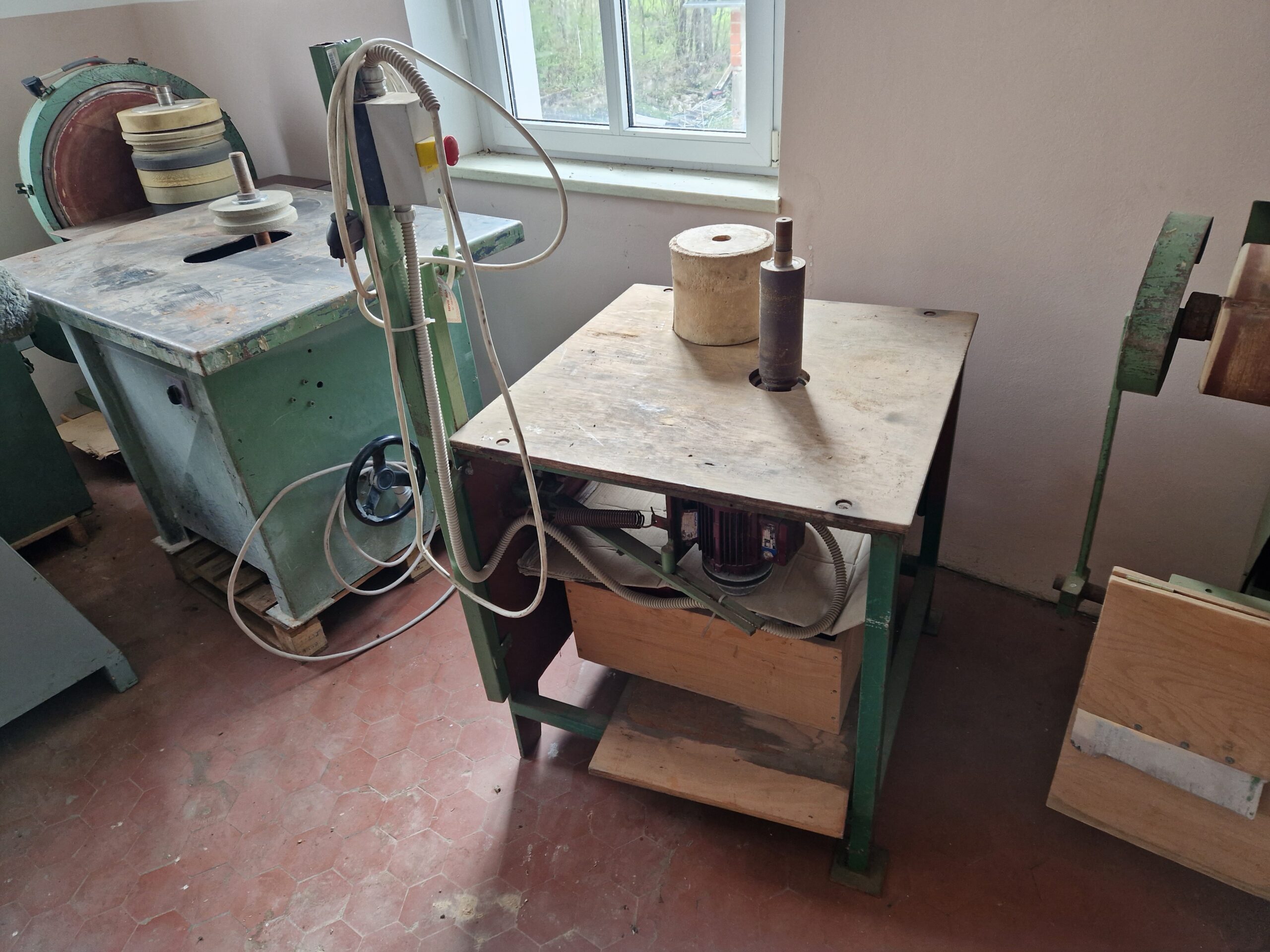 Stroji za brušenje in poliranje lesenih površin (4)